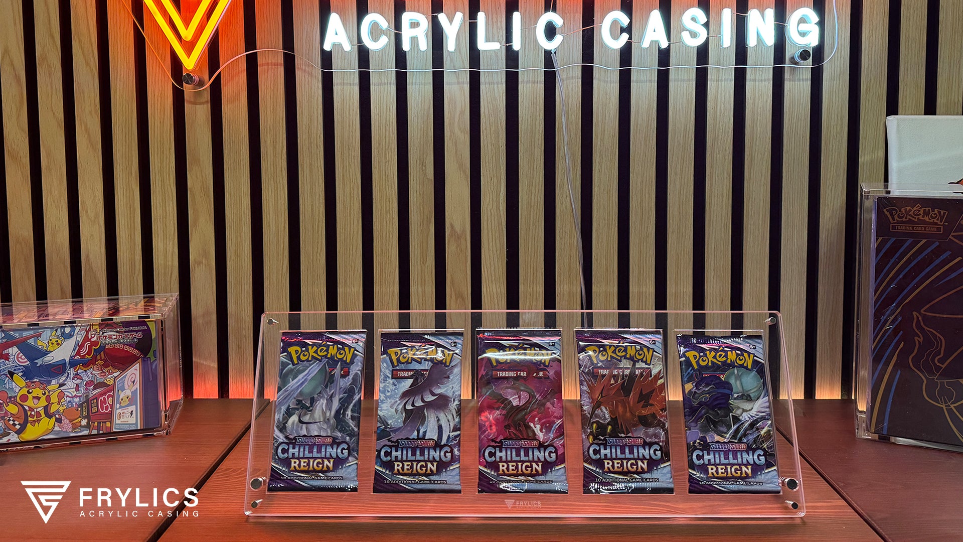 Booster pack acryl case voor 5 booster packs van het merk Frylics inclusief boosters van Pokemon Chilling Reign sfeerfoto