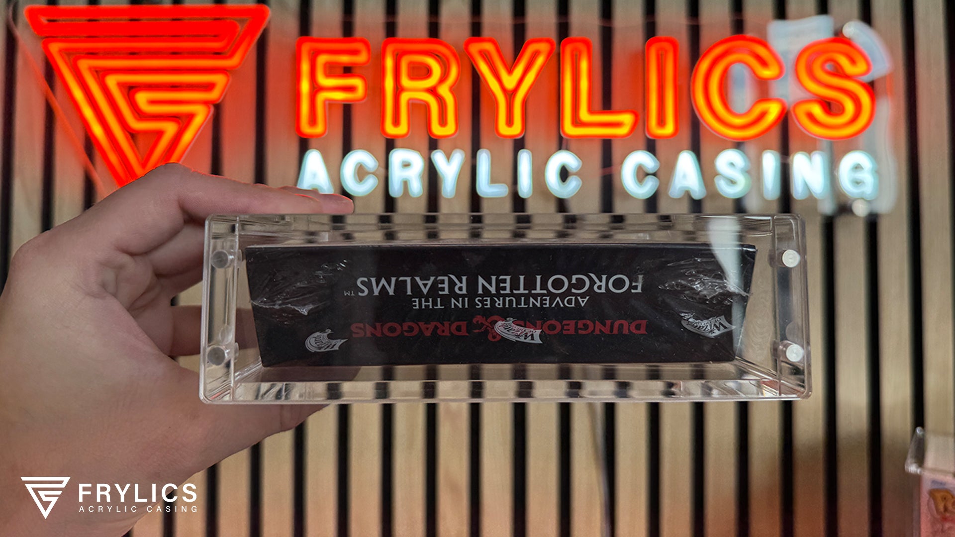 Magic The Gathering collector Boosters product in Frylics Acryl Case met deksel / bovenkant naarvoren