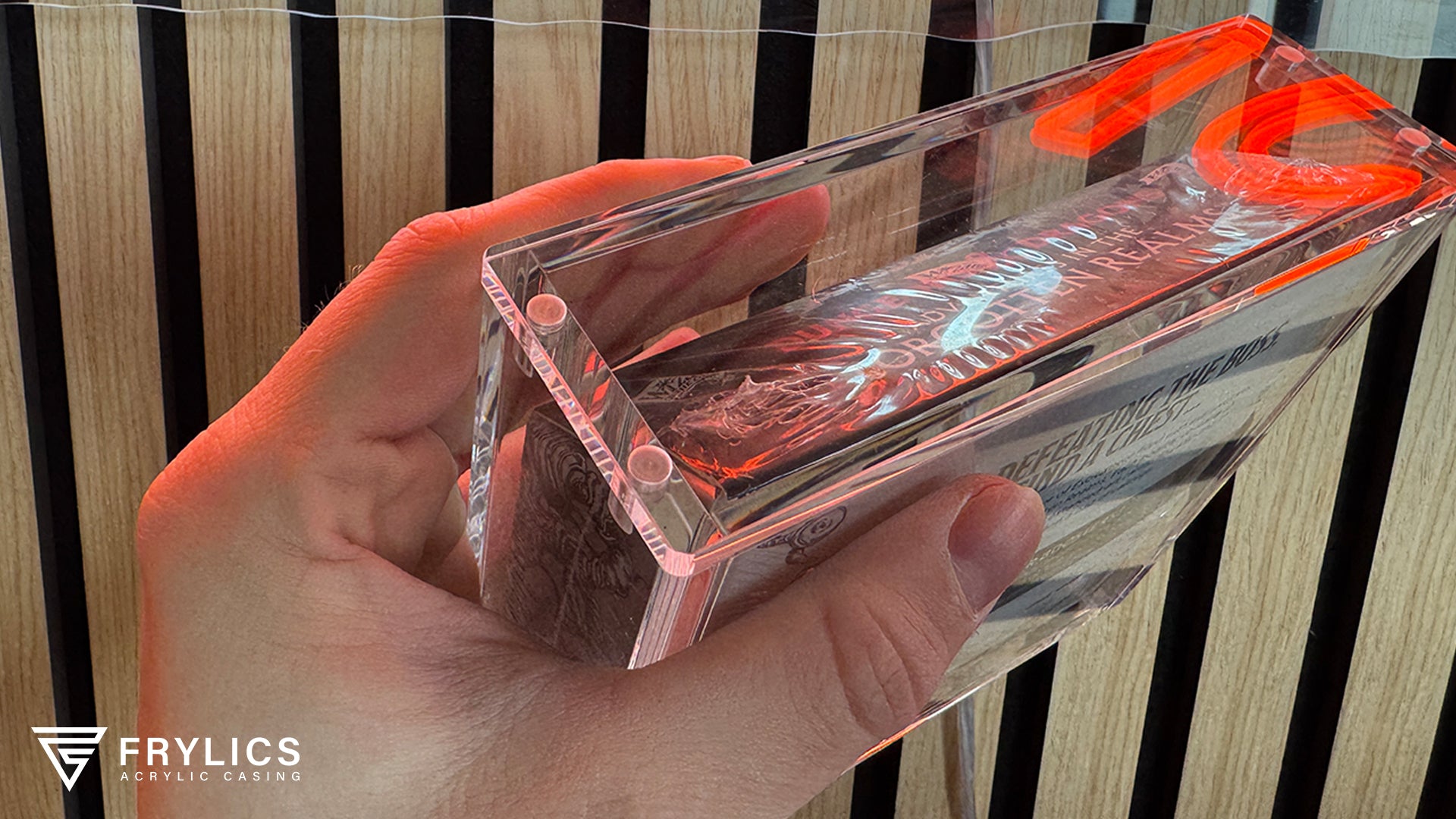 close up Frylics acryl case met sterke n52 magneten