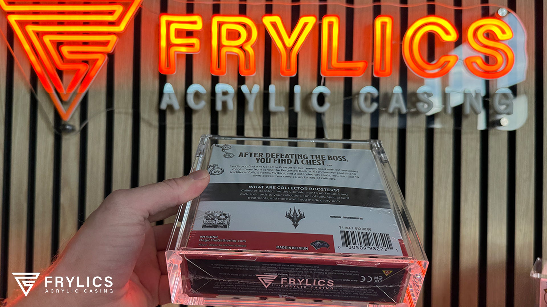 Magic The Gathering collector Boosters product in Frylics Acryl Case met deel onderkant zichtbaar
