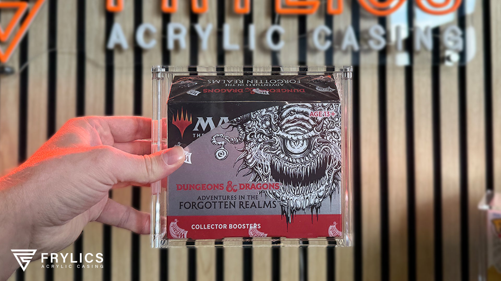 Magic The Gathering collector Boosters product in Frylics Acryl Case omhoog gehouden