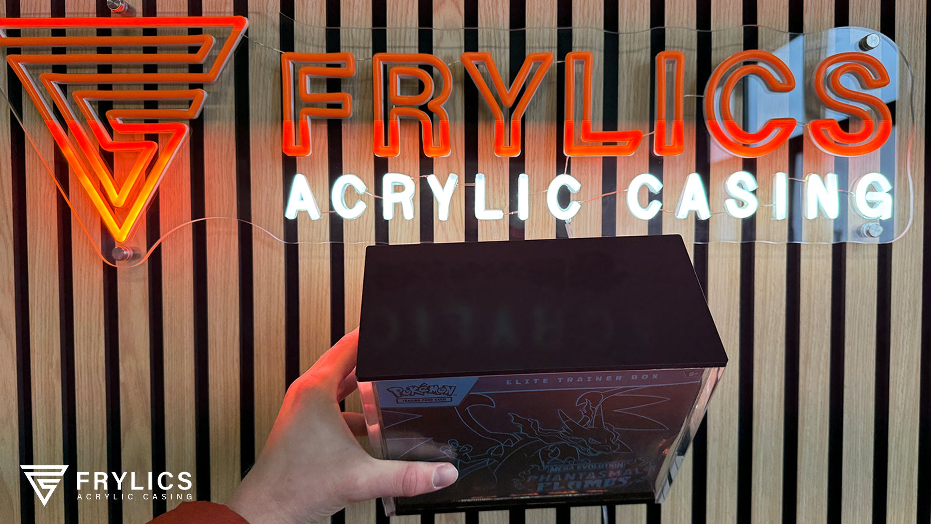 Elite Trainer Box Acryl Case van Frylics met de bodem en deksel in het mat zwart sfeerfoto