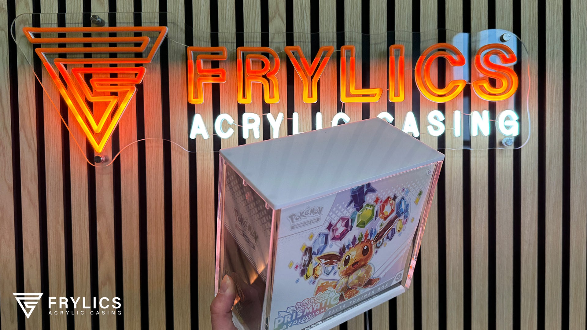 Elite Trainer Box Acryl Case van Frylics met de bodem en deksel in het wit sfeerfoto