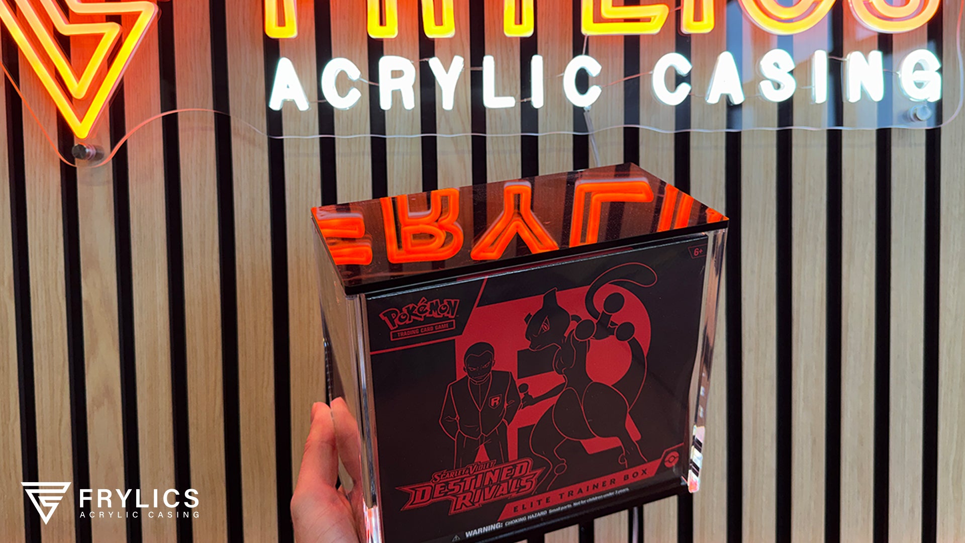 Elite Trainer Box Acryl Case van Frylics met de bodem en deksel in het glanzend zwart sfeerfoto