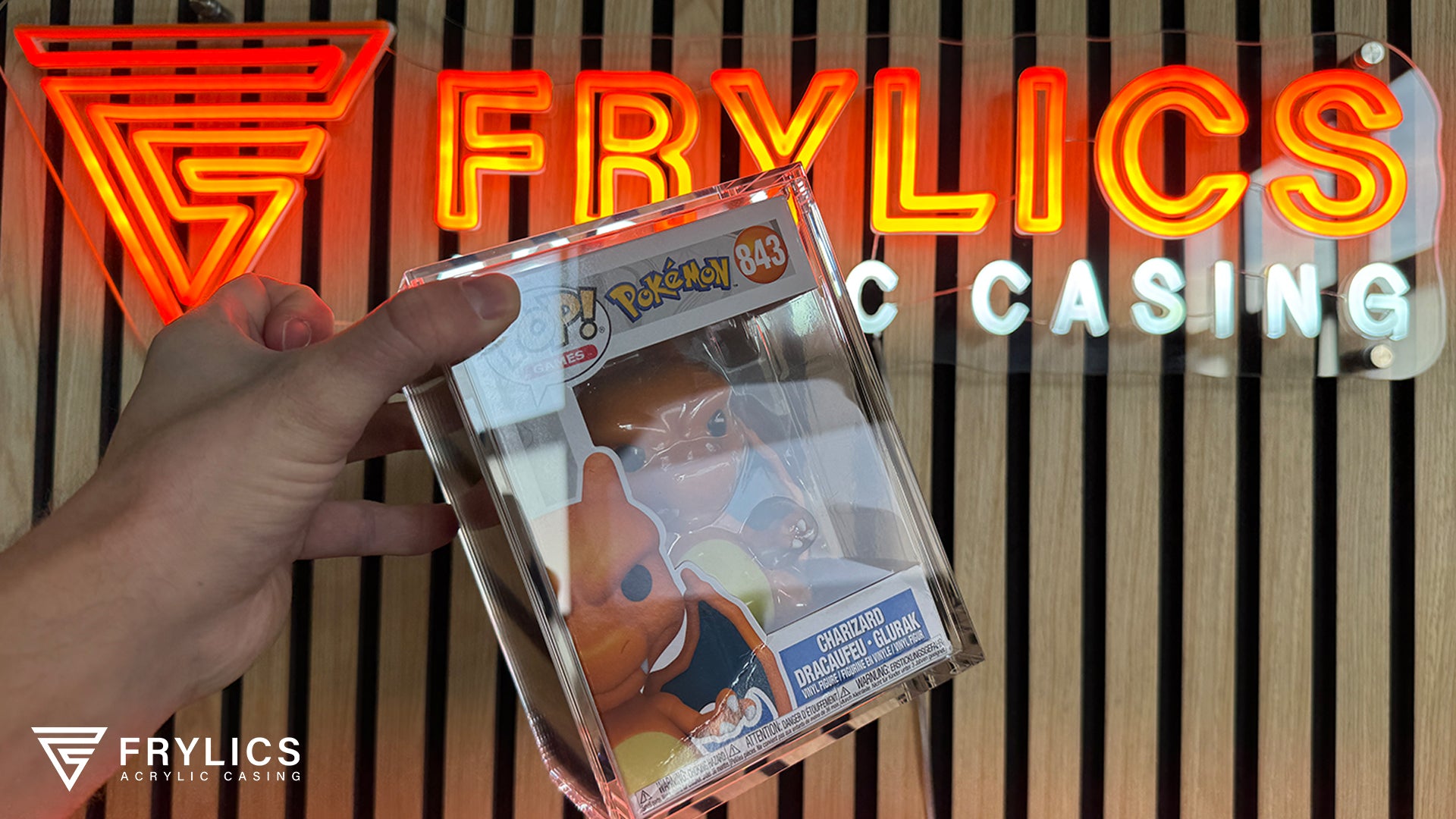 Frylics acryl case voor Funko Pop met Charizard voor Frylics neon logo sfeerbeeld