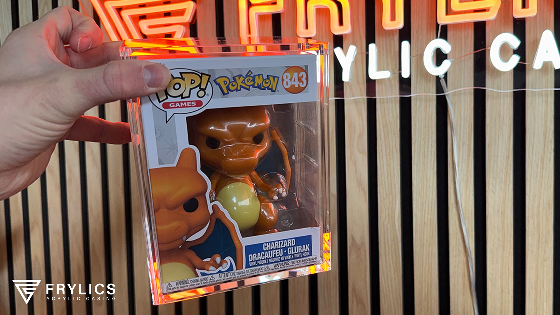 Frylics acryl case met Funko Pop Charizard omhoog gehouden als sfeerfoto