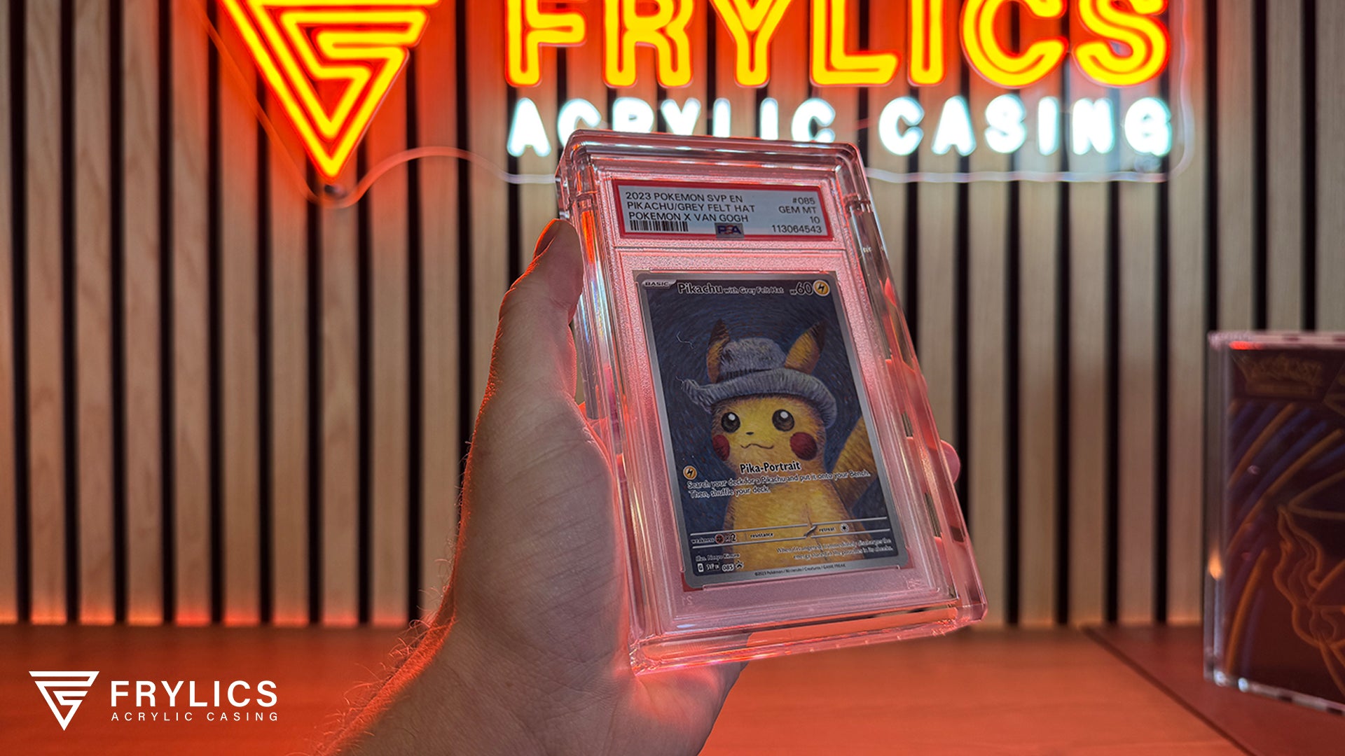 PSA-kaart in Frylics PSA 1-slot acryl blok omhoog gehouden sfeerfoto