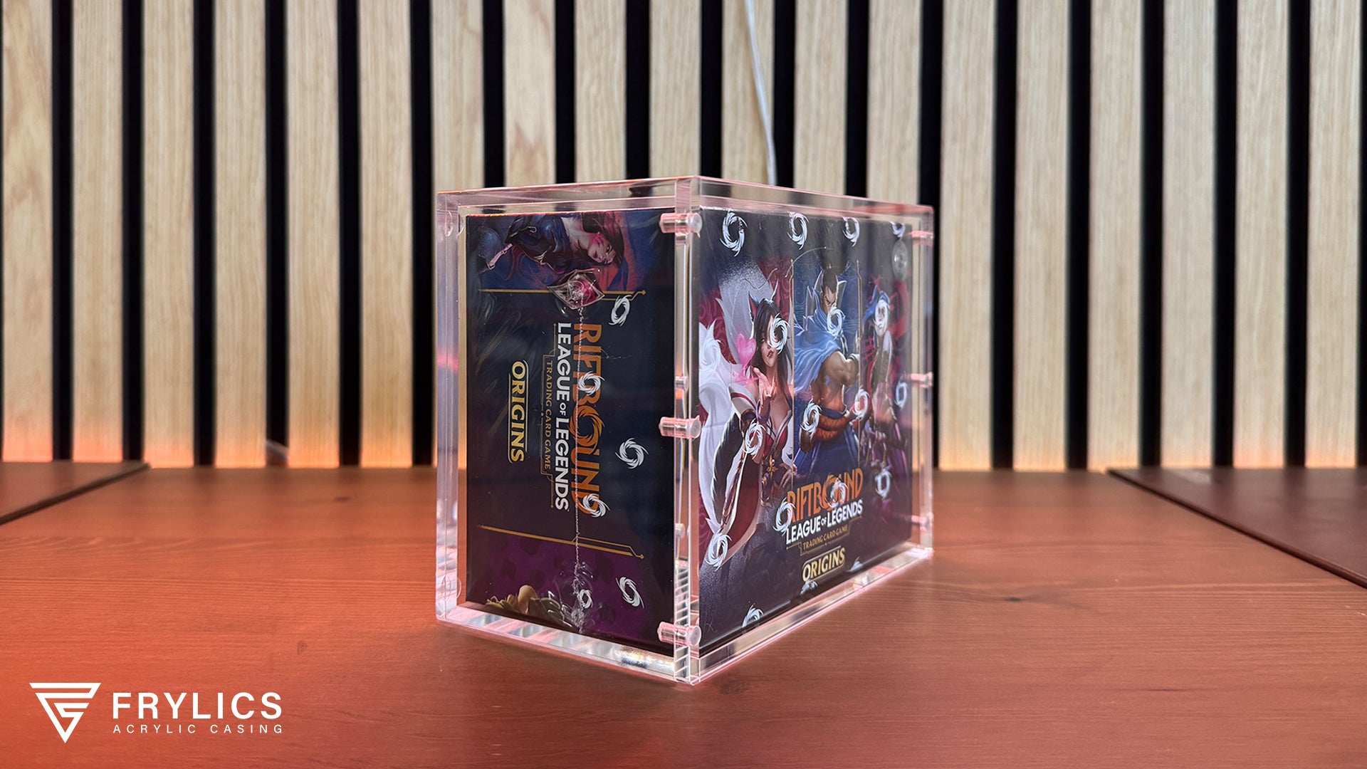 Riftbound Booster Box in Frylics Acryl Case vanaf zij aanzicht
