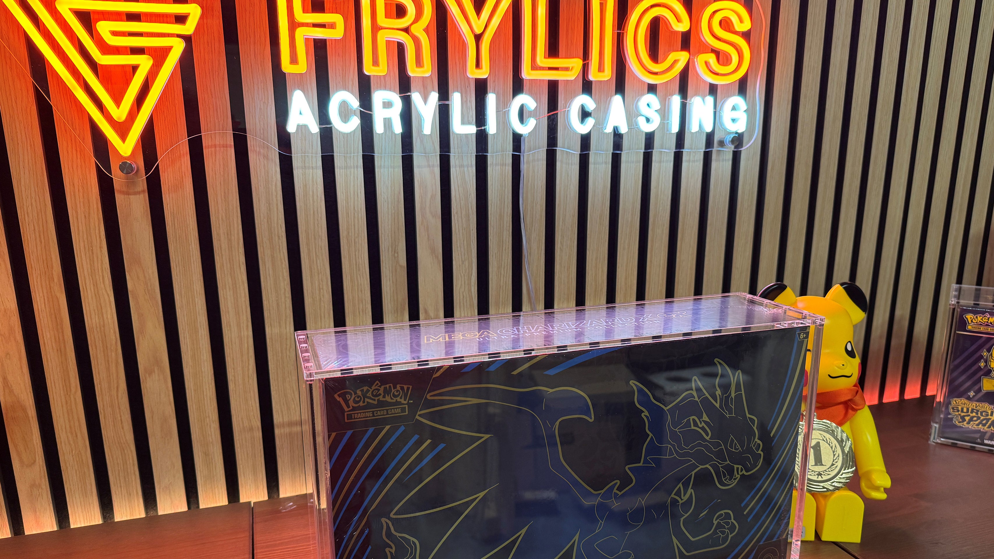 Pokémon Charizard X EX Ultra Premium Collection in Frylics Acryl Case sfeerfoto