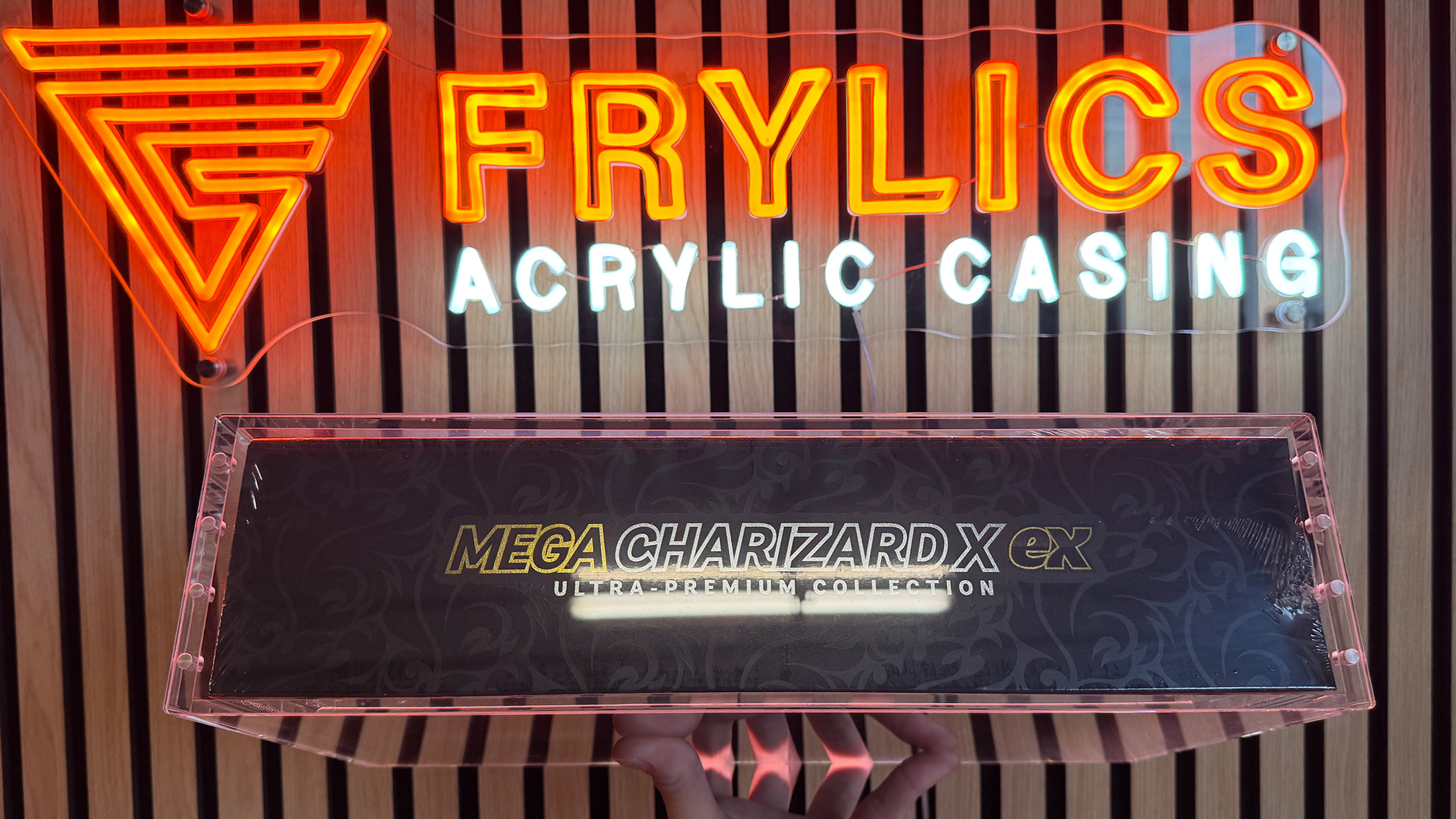 Pokémon Charizard X EX Ultra Premium Collection in Frylics Acryl Case met bovenkant naar voren en Frylics neon logo