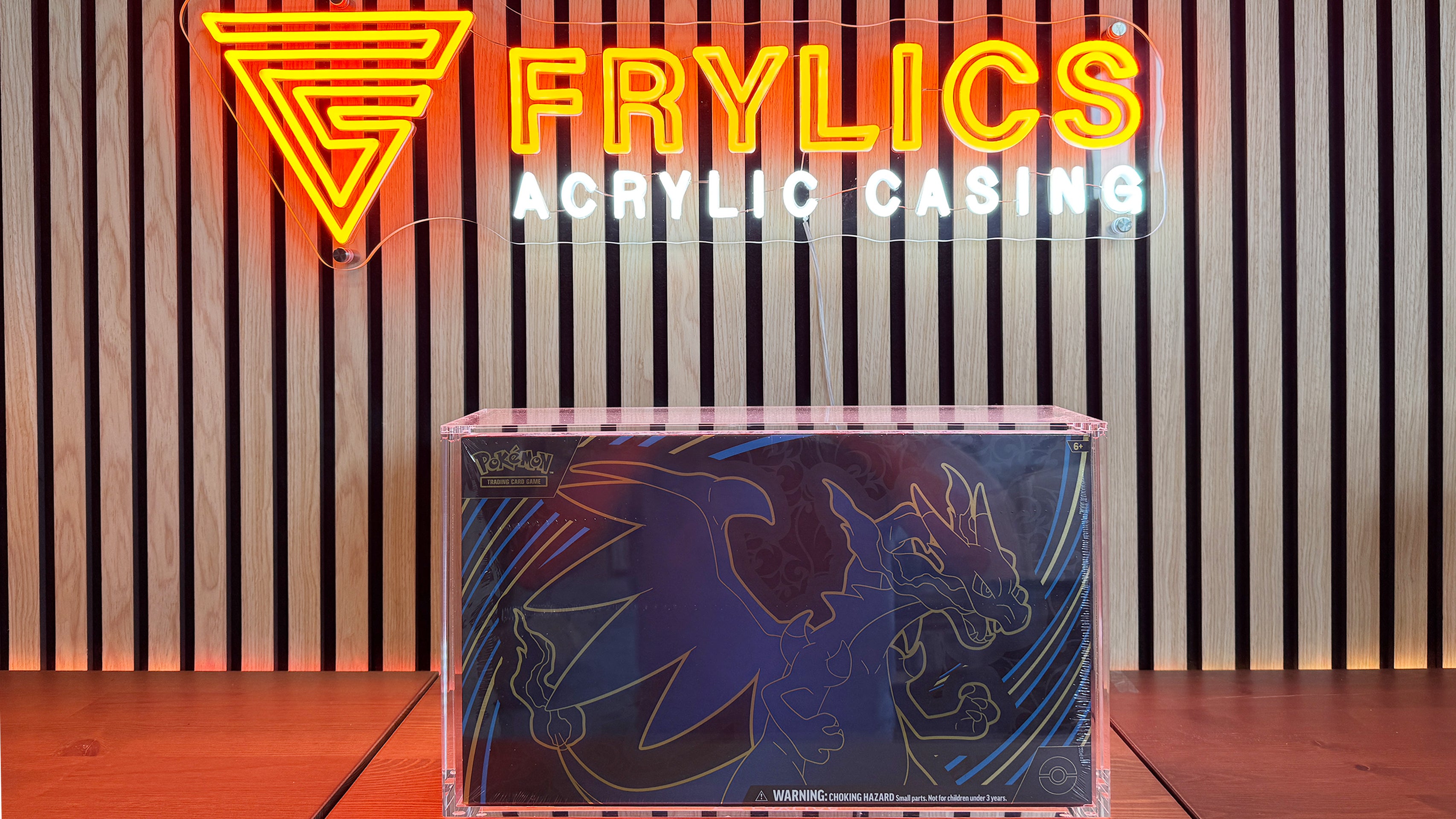 Pokémon Charizard X EX Ultra Premium Collection in Frylics Acryl Case voorkant met Frylics logo