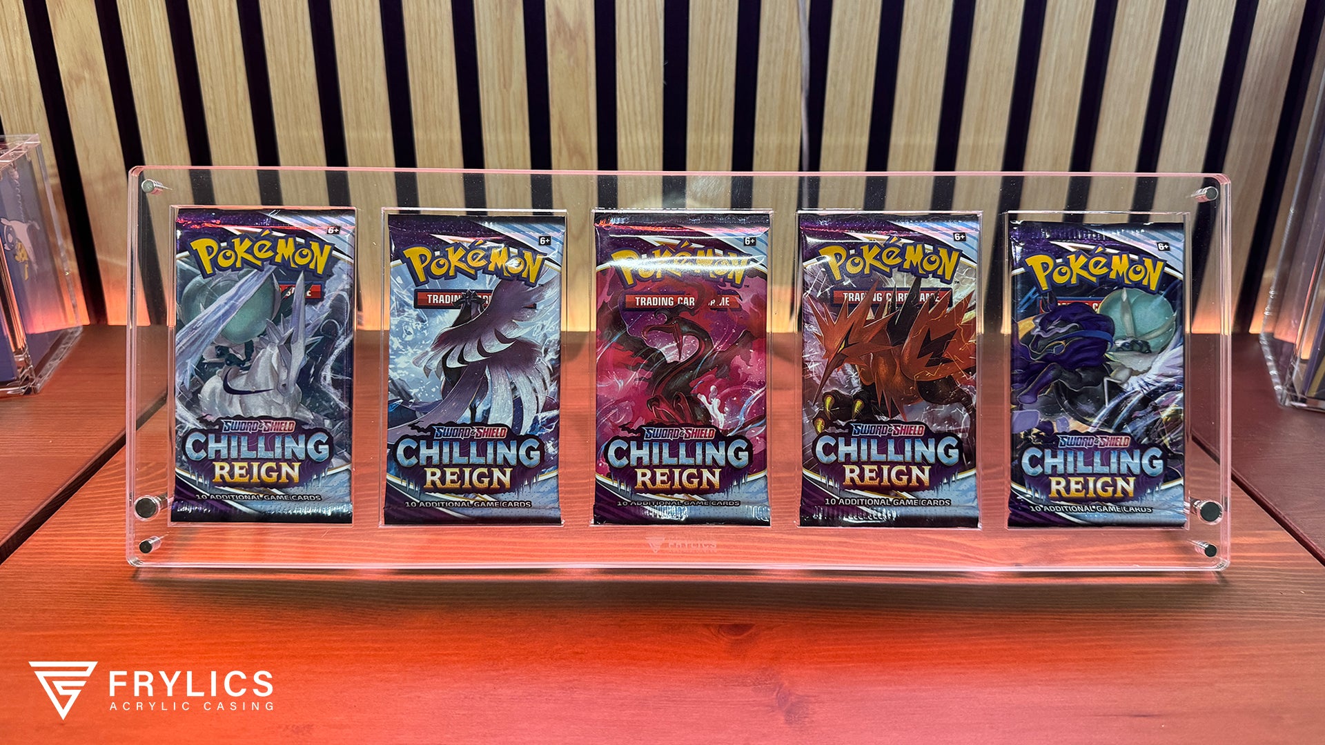 Booster pack acryl case voor 5 booster packs van het merk Frylics inclusief boosters van Pokemon Chilling Reign van voorkant gefotografeerd