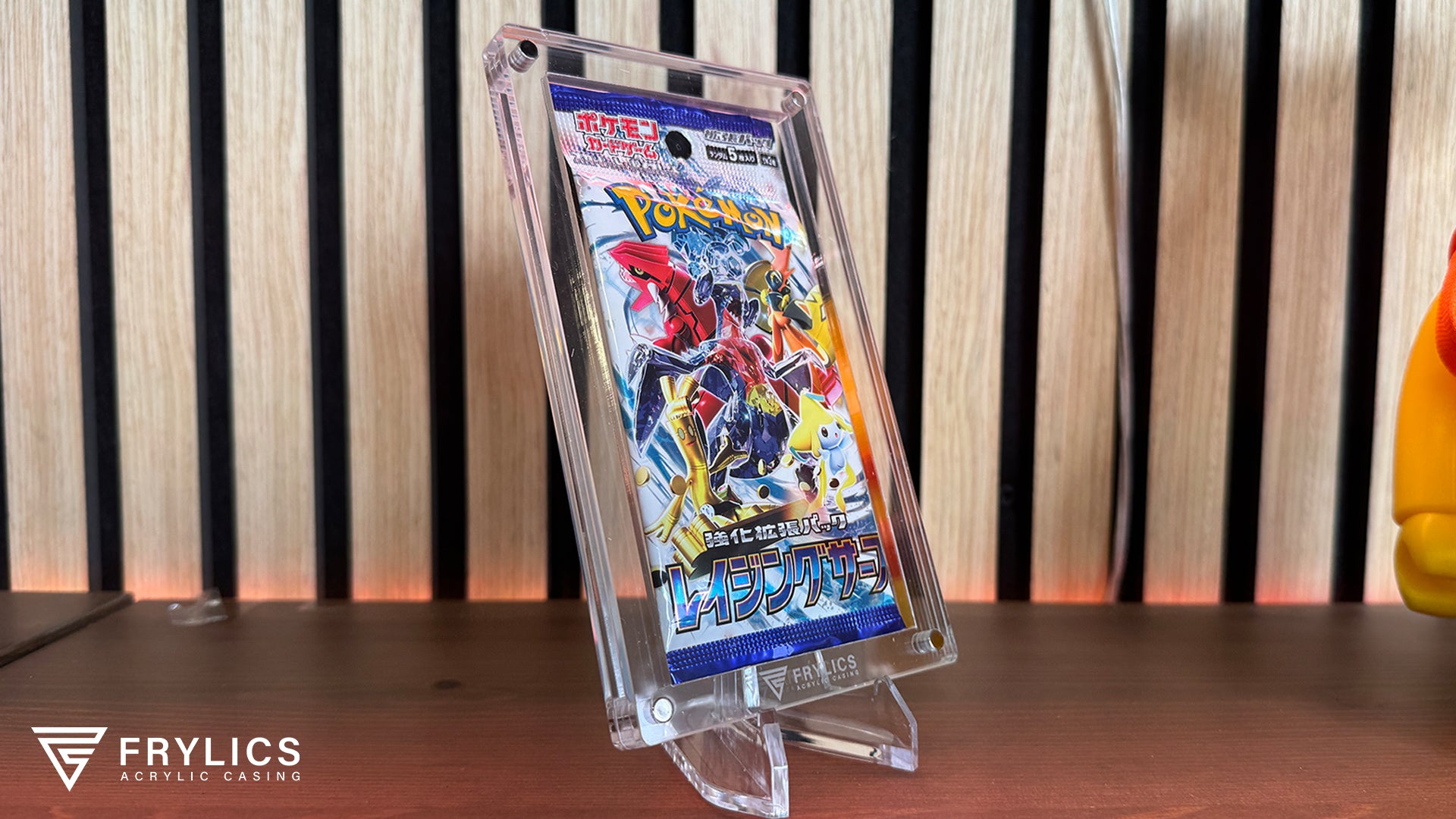 Frylics Booster Pack 1-slot acryl case voor Japanse packs schuin voor
