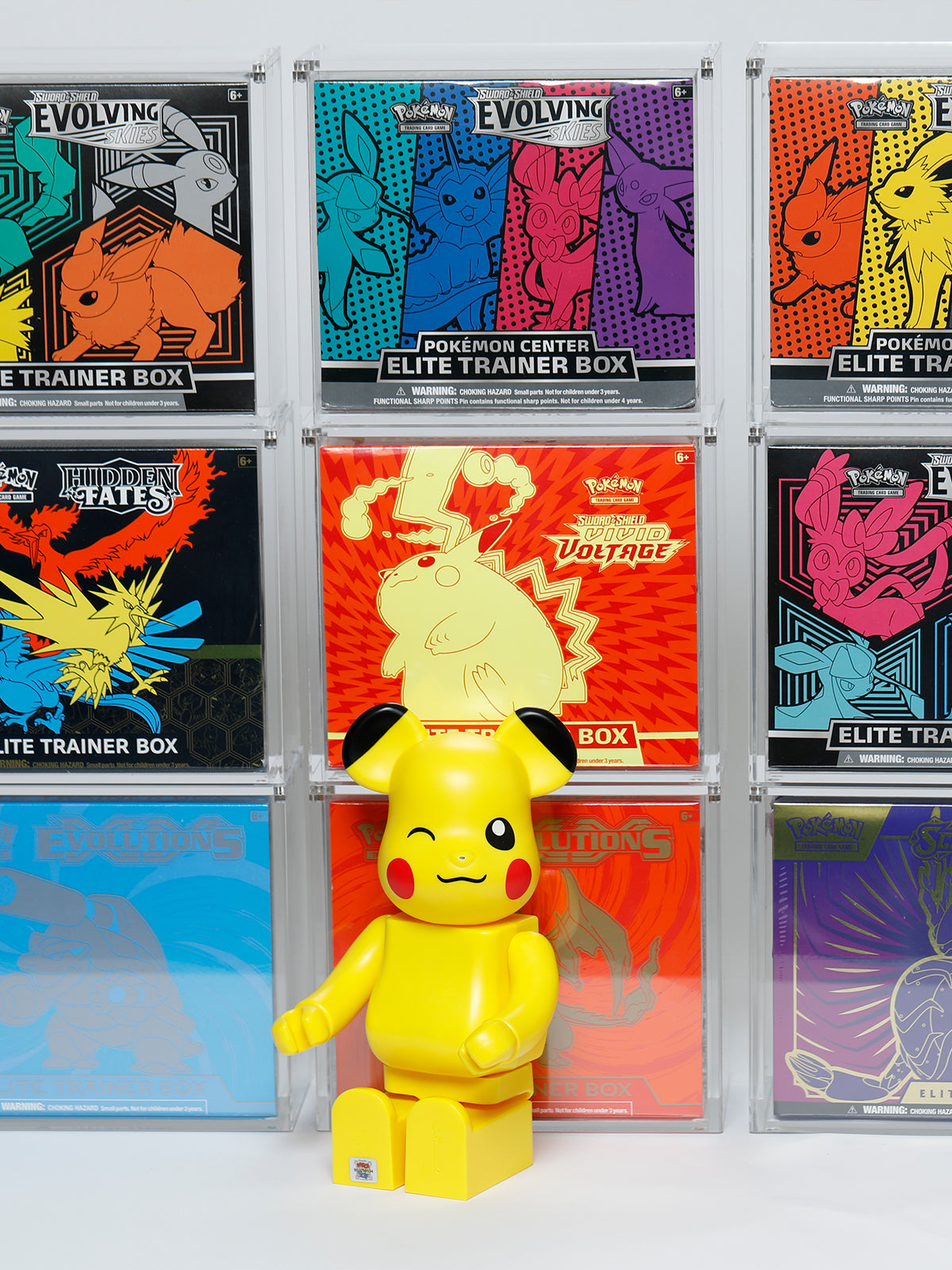 Pokemon Pikachu met Elite Trainer Box acryl cases