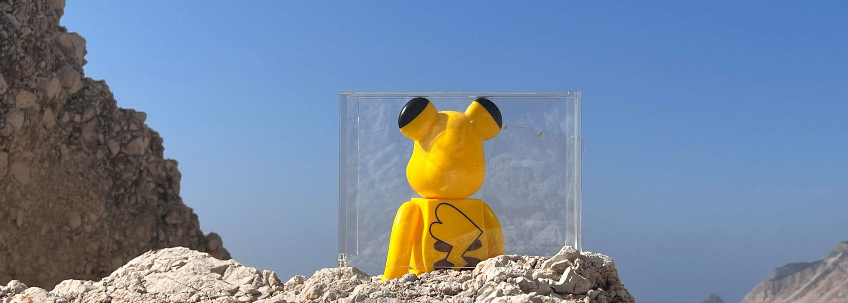 Pikachu in acryl case op rots voor uv-bescherming