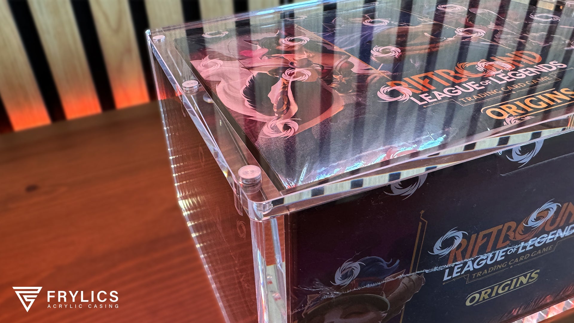 Riftbound Booster Box in Frylics Acryl Case close up van sterke magneten en gepolijst acryl