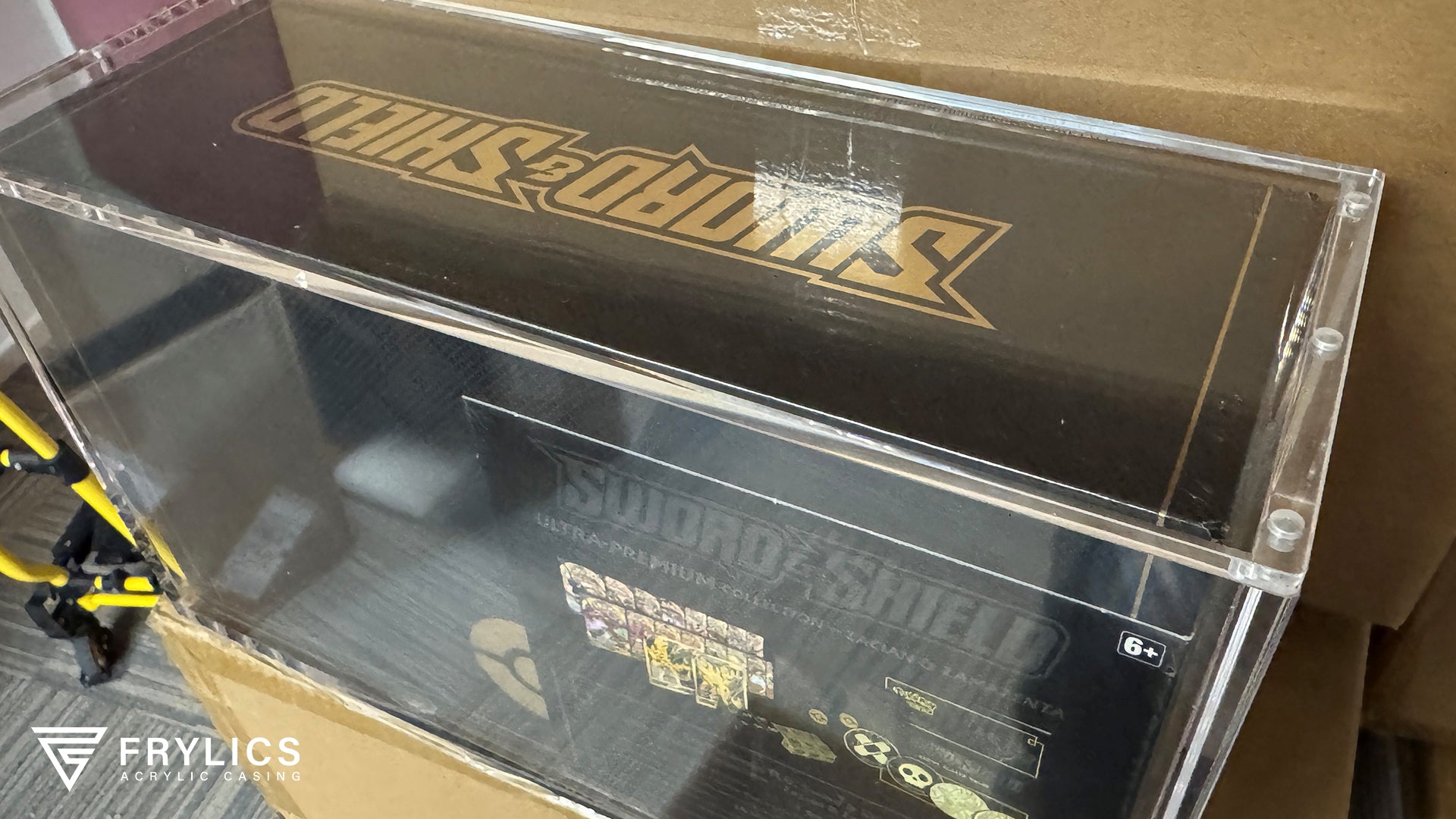 Pokémon Sword & Shield Ultra-Premium Collection: Zacian & Zamazenta (UPC) - Acryl Case