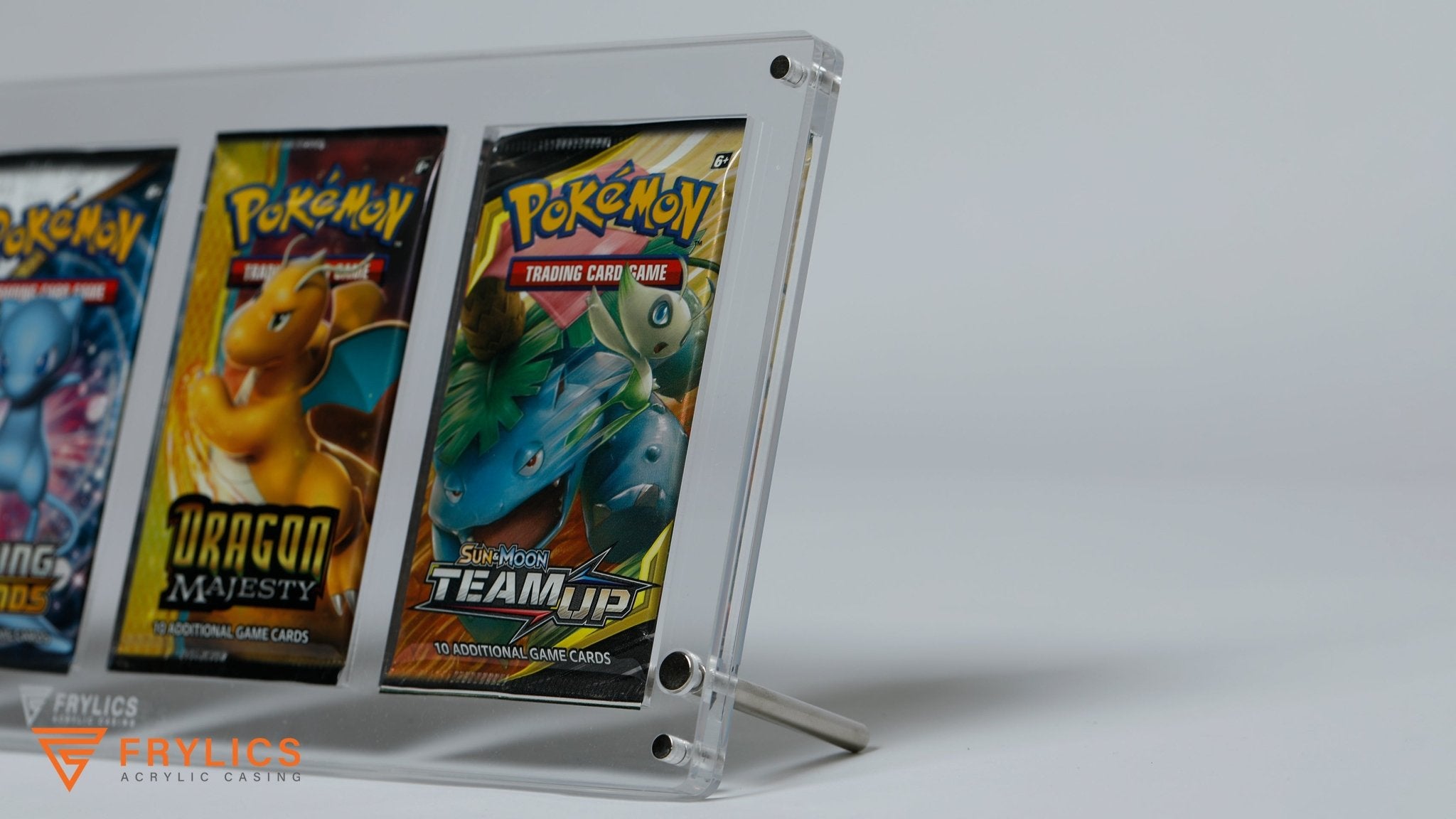 Boosterpack 4-slot - Pokémon acryl case - Frylics - Boosterpack acryl case 4 slots met standaard